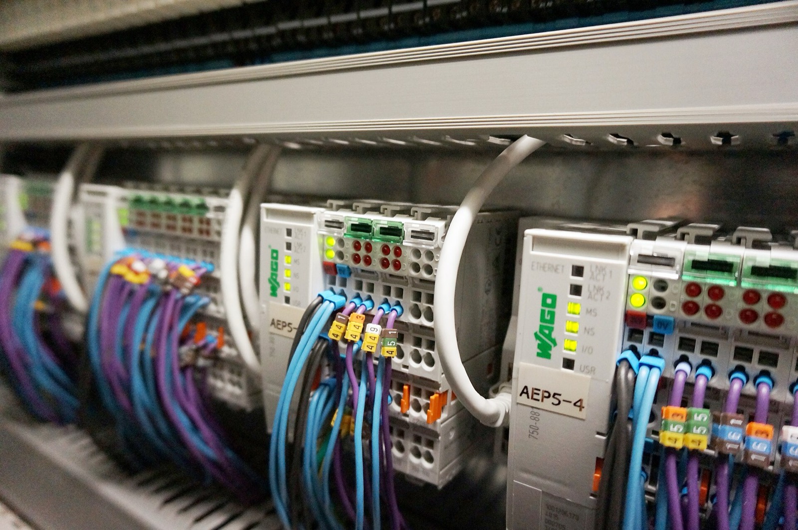 I/O-modules in een monitoringkast in de farma-industrie