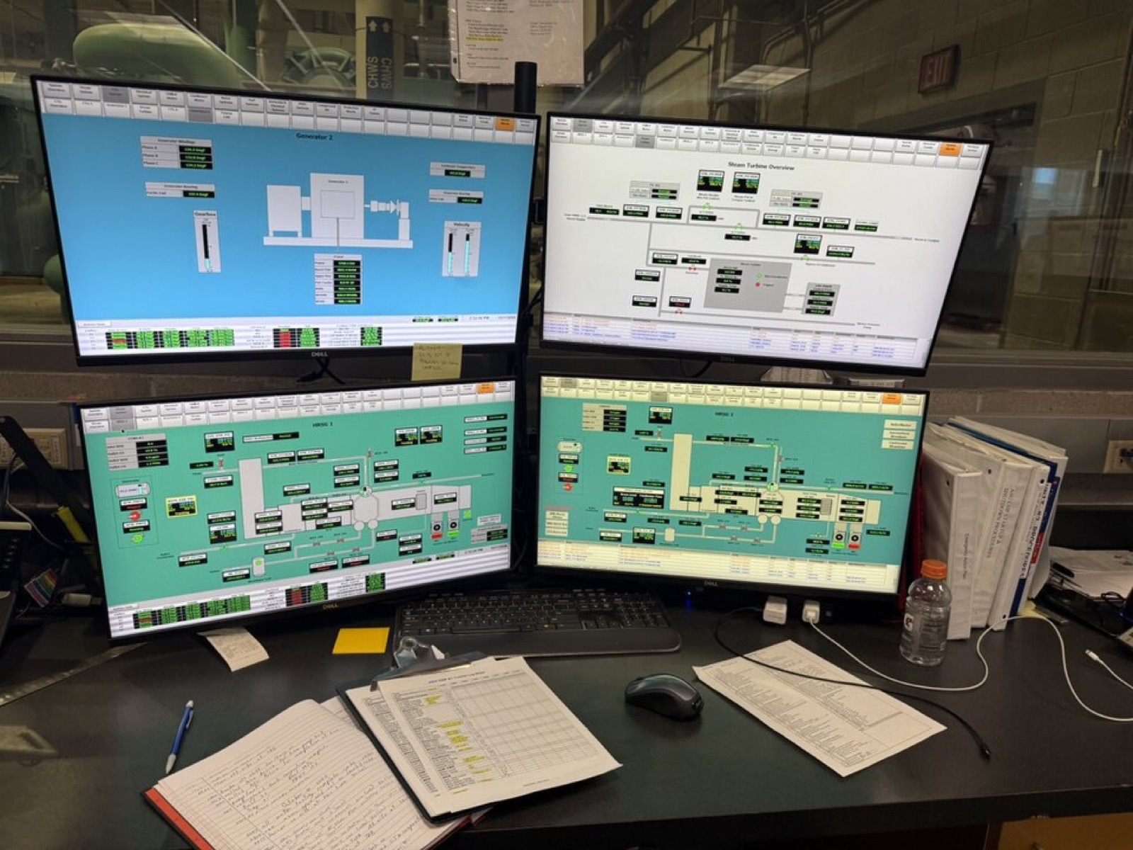 Vier SCADA-schermen met utilities- en HVAC-beelden